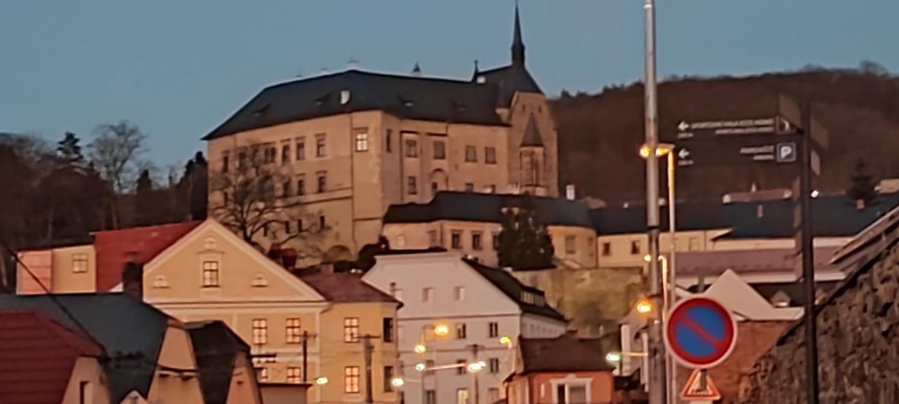 Apartman - Cafe Princ Pod Hradem Wifi, Klima Šternberk Bagian luar foto